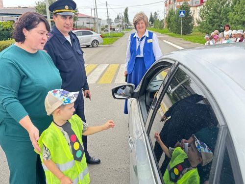 В Уруссу госавтоинспекторы и специалисты БДД провели для дошколят урок безопасности