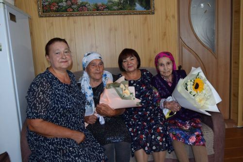 К ней тянулась вся родня