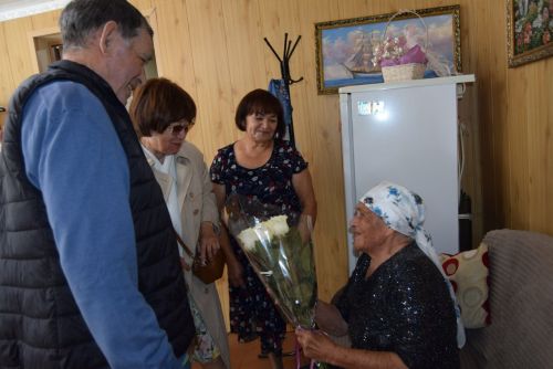 К ней тянулась вся родня