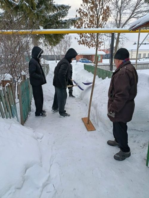 Школьники Уруссинской гимназии подарили пенсионерам тепло своих сердец