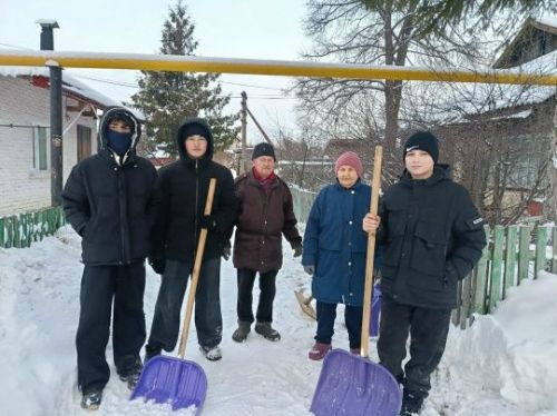 Школьники Уруссинской гимназии подарили пенсионерам тепло своих сердец