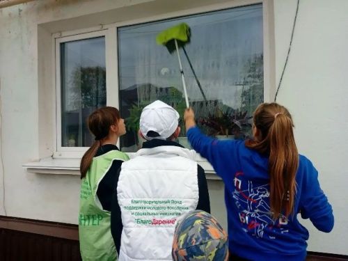Чистые окна — ясный взгляд: волонтеры подарили ветерану свет и заботу