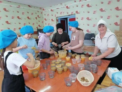Дружный коллектив учеников помогает военнослужащим