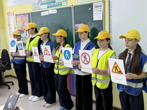 «В стране дорожных знаков»: увлекательный урок от отряда ЮИД