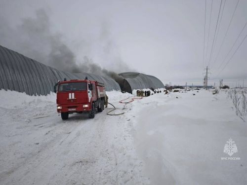 Огонь на складе Альметьевска: ангар тушили шесть машин