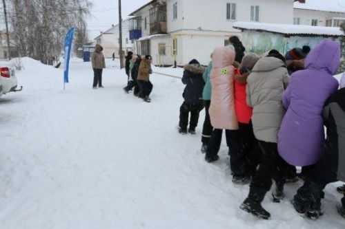 Зимние забавы согрели двор