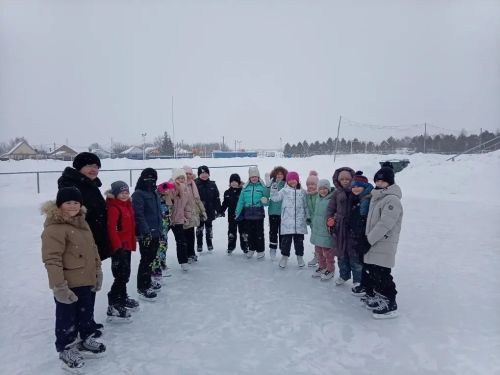 Лёд, здоровье и отличное настроение: ученики весело провели время на катке