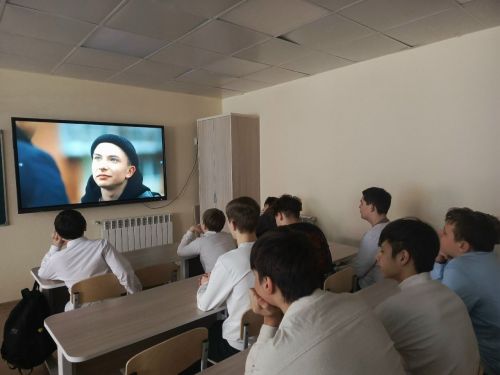 «Строители мира»: киноурок в Уруссинской школе