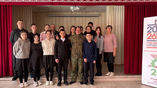 Диалог с защитником: школьники из Каразерика встретились с участником СВО