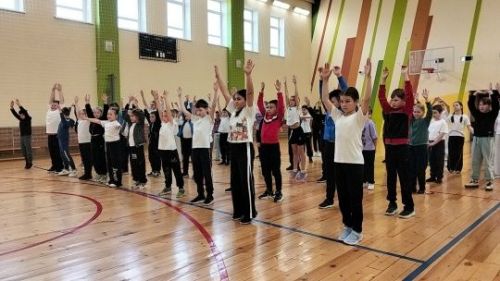 Наставники в спорте: пятиклассники Уруссинской СОШ № 3 провели зарядку для малышей»