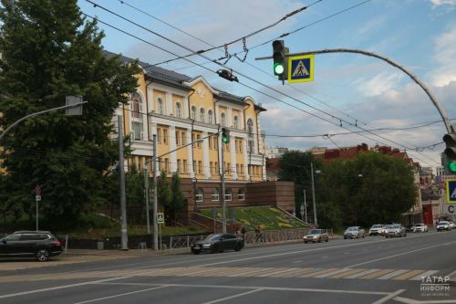 Автоэксперт Дмитрий Попов объяснил, допустимо ли проезжать на мигающий зелёный сигнал светофора