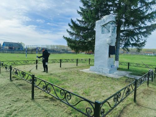 Чистота у памятника — дань памяти героям
