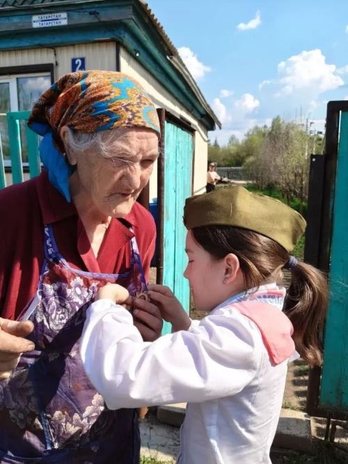 Добрая встреча поколений в преддверии Дня Победы - школьники в гостях у ветеранов