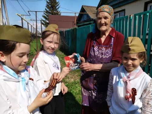 Добрая встреча поколений в преддверии Дня Победы - школьники в гостях у ветеранов