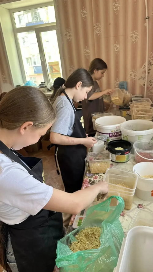 Маленькие дела с большим сердцем: ученики Уруссинской школы № 2 помогают и благоустраивают родной двор