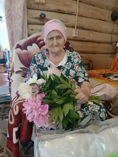 85 лет стойкости и тепла: в Дым‑Тамакском поселении поздравили Расиму Харисовну Зарипову — маму героя
