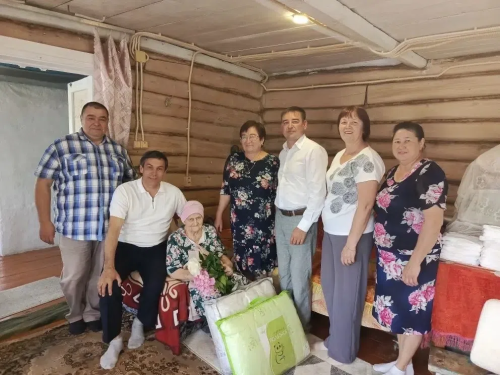 85 лет стойкости и тепла: в Дым‑Тамакском поселении поздравили Расиму Харисовну Зарипову — маму героя