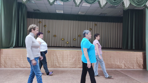 Танцуют все: в Мало-Уруссинском СДК прошли занятия по линейным танцам