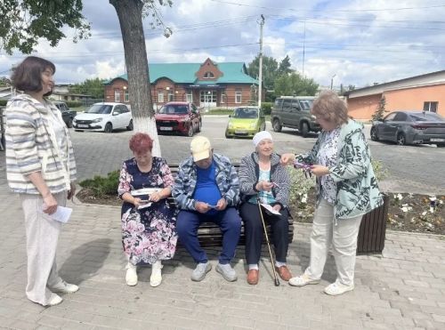 Патриотическая акция: библиотеки раздали символы единства в День России