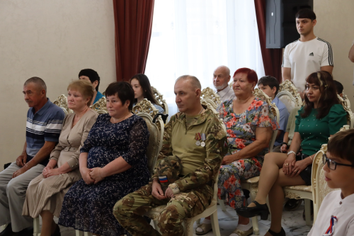 Гордость района: в День России чествовали героев и вручали паспорта юным гражданам