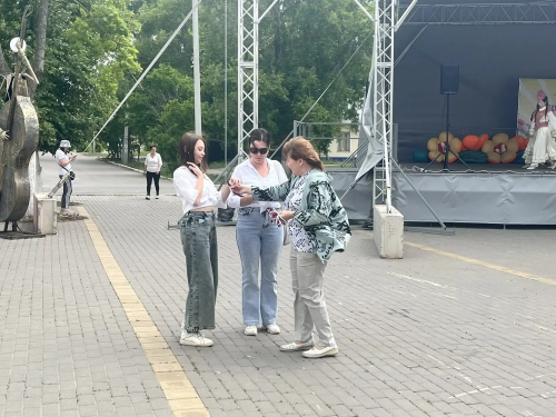 Патриотическая акция: библиотеки раздали символы единства в День России