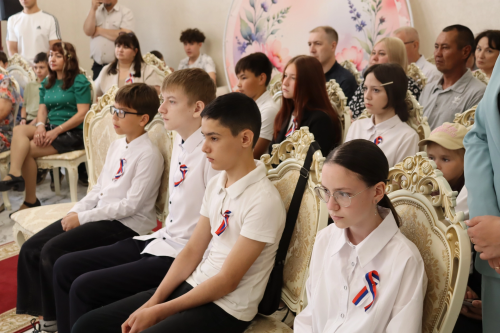 Гордость района: в День России чествовали героев и вручали паспорта юным гражданам