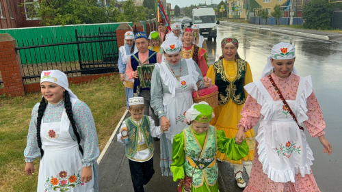 Традиции в сердце праздника: шествие «Ай, рэхмэт» в посёлке Уруссу