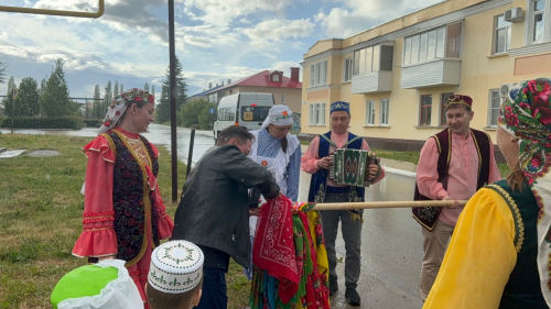 Традиции в сердце праздника: шествие «Ай, рэхмэт» в посёлке Уруссу