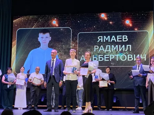 Выпускникам школ вручили аттестаты зрелости