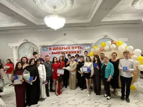 Выпускникам школ вручили аттестаты зрелости