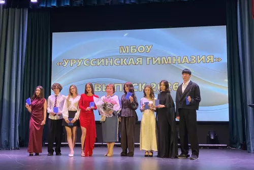 Выпускникам школ вручили аттестаты зрелости