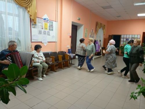 Фольклор жив: поём, пляшем, играем