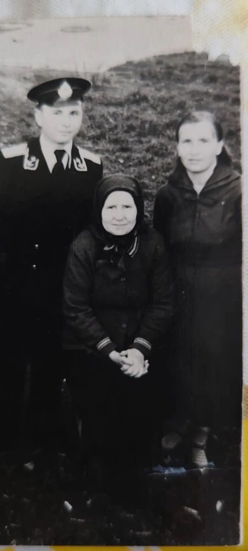 Мать им завещала выучиться и выбиться в люди