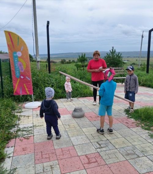 Мальчишки и девчонки в «Парке веселых затей»