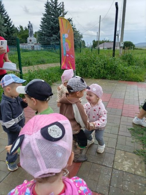Мальчишки и девчонки в «Парке веселых затей»