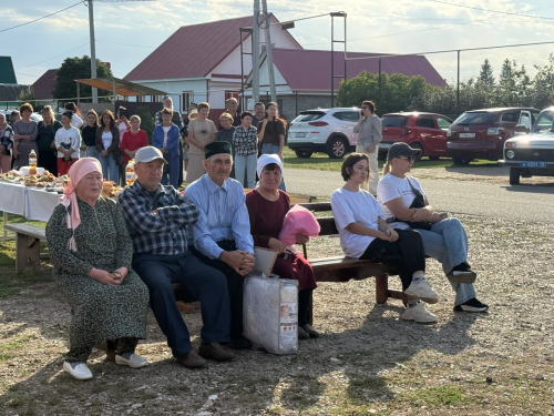 Как на улице Советской за столом собрались несколько поколений абсалямовцев