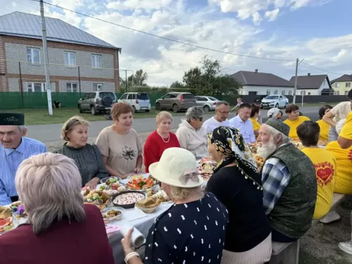 Как на улице Советской за столом собрались несколько поколений абсалямовцев