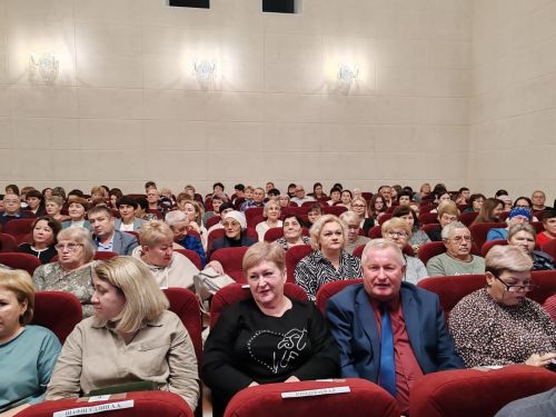В районном Доме культуры глава района Аяз Шафигуллин встретился с ребятами района, которые продолжают служить или вернулись к мирной жизни по состоянию здоровья.