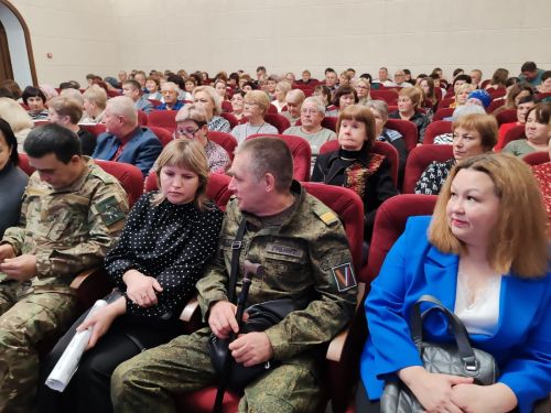 В районном Доме культуры глава района Аяз Шафигуллин встретился с ребятами района, которые продолжают служить или вернулись к мирной жизни по состоянию здоровья.