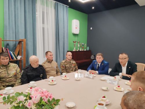 В районном Доме культуры глава района Аяз Шафигуллин встретился с ребятами района, которые продолжают служить или вернулись к мирной жизни по состоянию здоровья.
