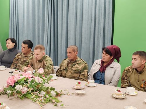 В районном Доме культуры глава района Аяз Шафигуллин встретился с ребятами района, которые продолжают служить или вернулись к мирной жизни по состоянию здоровья.