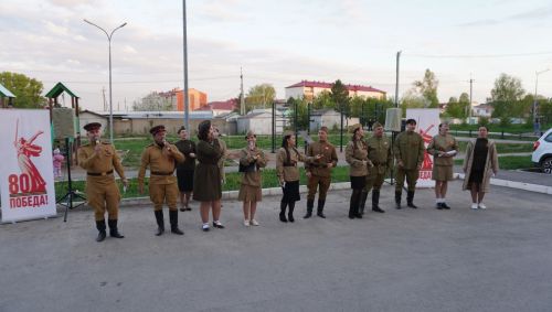 🎤✨ Незабываемый вечер под открытым небом: акция «Поём двором» очаровала Уруссу! ✨🎶