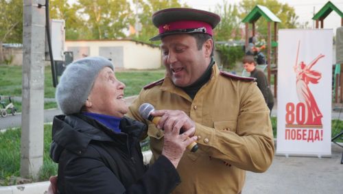 🎤✨ Незабываемый вечер под открытым небом: акция «Поём двором» очаровала Уруссу! ✨🎶