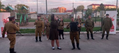 🎤✨ Незабываемый вечер под открытым небом: акция «Поём двором» очаровала Уруссу! ✨🎶