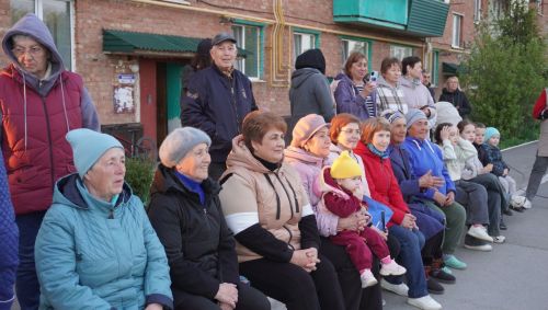 🎤✨ Незабываемый вечер под открытым небом: акция «Поём двором» очаровала Уруссу! ✨🎶