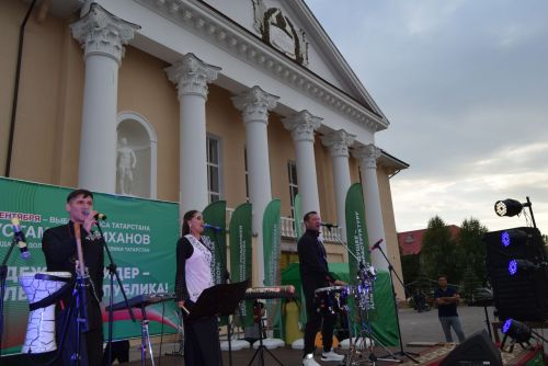 Площадь перед Домом культуры в поселке Уруссу Ютазинского района стала центром притяжения для жителей и гостей: здесь развернулся фестиваль добрососедства «Наш двор»