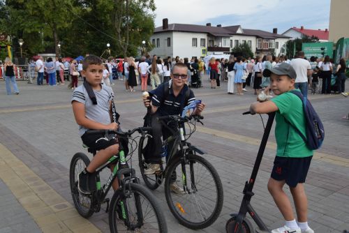 Площадь перед Домом культуры в поселке Уруссу Ютазинского района стала центром притяжения для жителей и гостей: здесь развернулся фестиваль добрососедства «Наш двор»