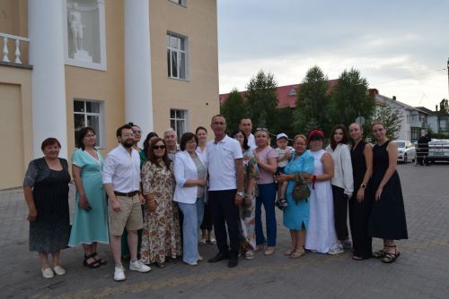 Площадь перед Домом культуры в поселке Уруссу Ютазинского района стала центром притяжения для жителей и гостей: здесь развернулся фестиваль добрососедства «Наш двор»
