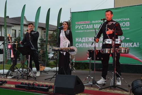 Площадь перед Домом культуры в поселке Уруссу Ютазинского района стала центром притяжения для жителей и гостей: здесь развернулся фестиваль добрососедства «Наш двор»