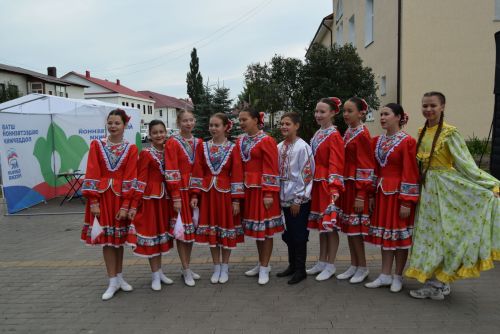 Площадь перед Домом культуры в поселке Уруссу Ютазинского района стала центром притяжения для жителей и гостей: здесь развернулся фестиваль добрососедства «Наш двор»